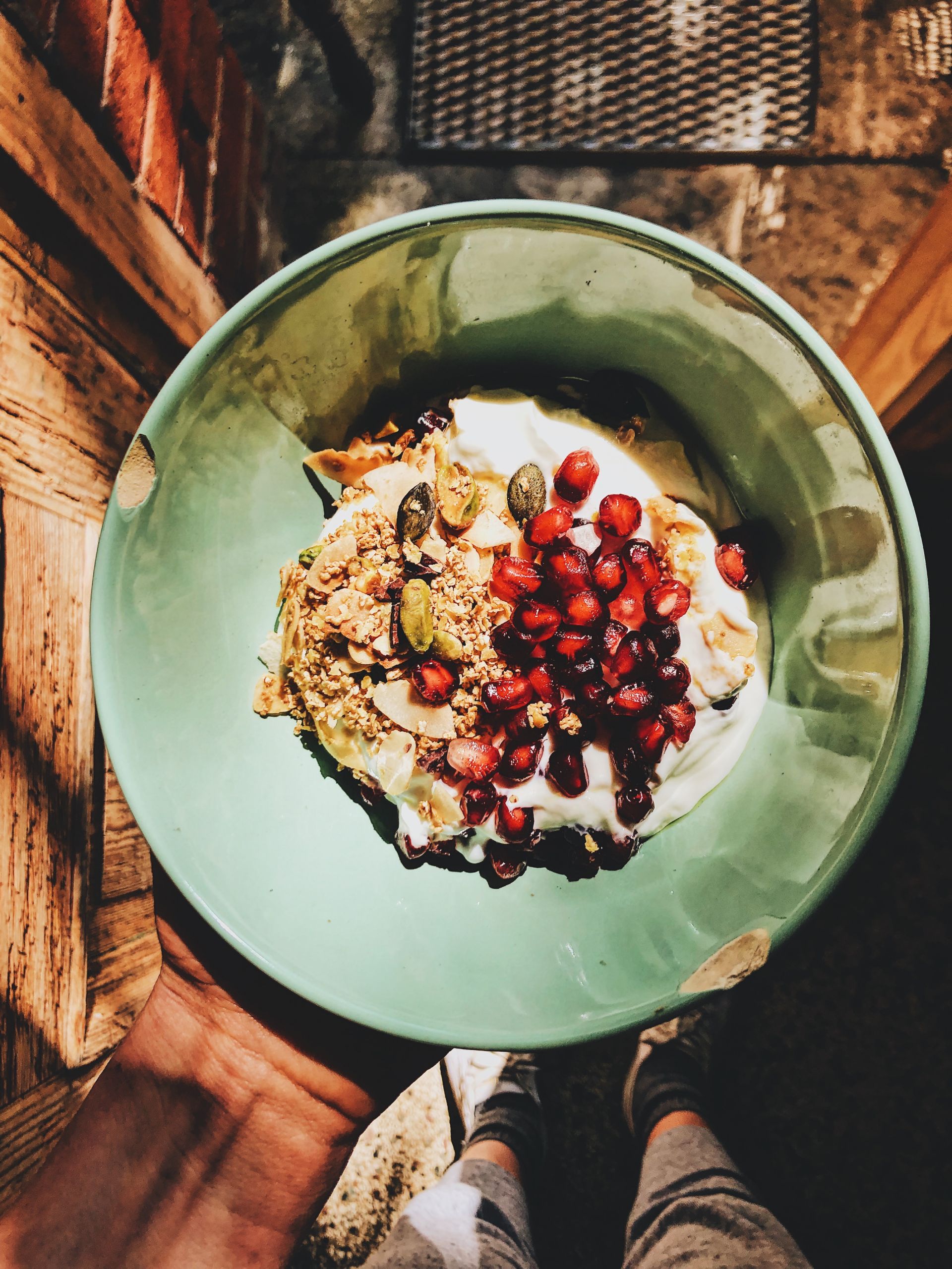 granola pistacjowa w miseczce