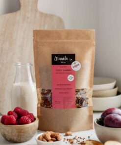 Granola w paczce z suszonymi wiśniami, całymi migdałami, opieczona delikatnie w miodzie.