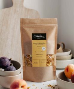 Granola w opakowaniu na płatkach jagalnych z nerkowcami i kurkumą