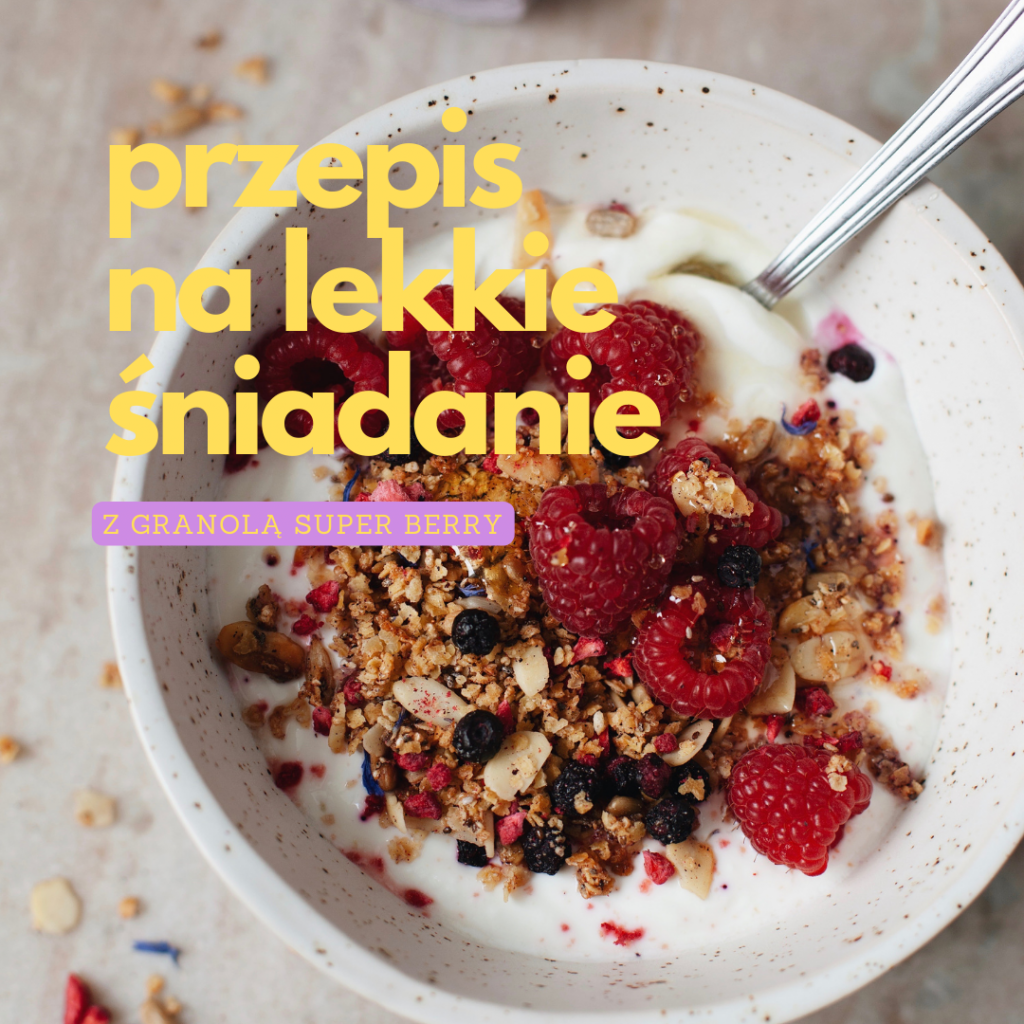 przepis na lekkie śniadanie z granolą super berry