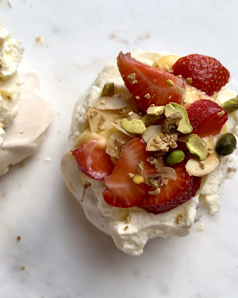 beza z granolą pistacjową