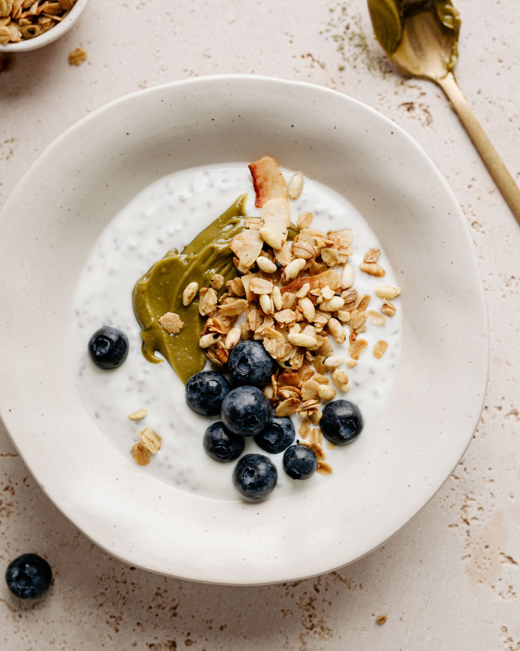 granola z matcha i orzechami laskowymi