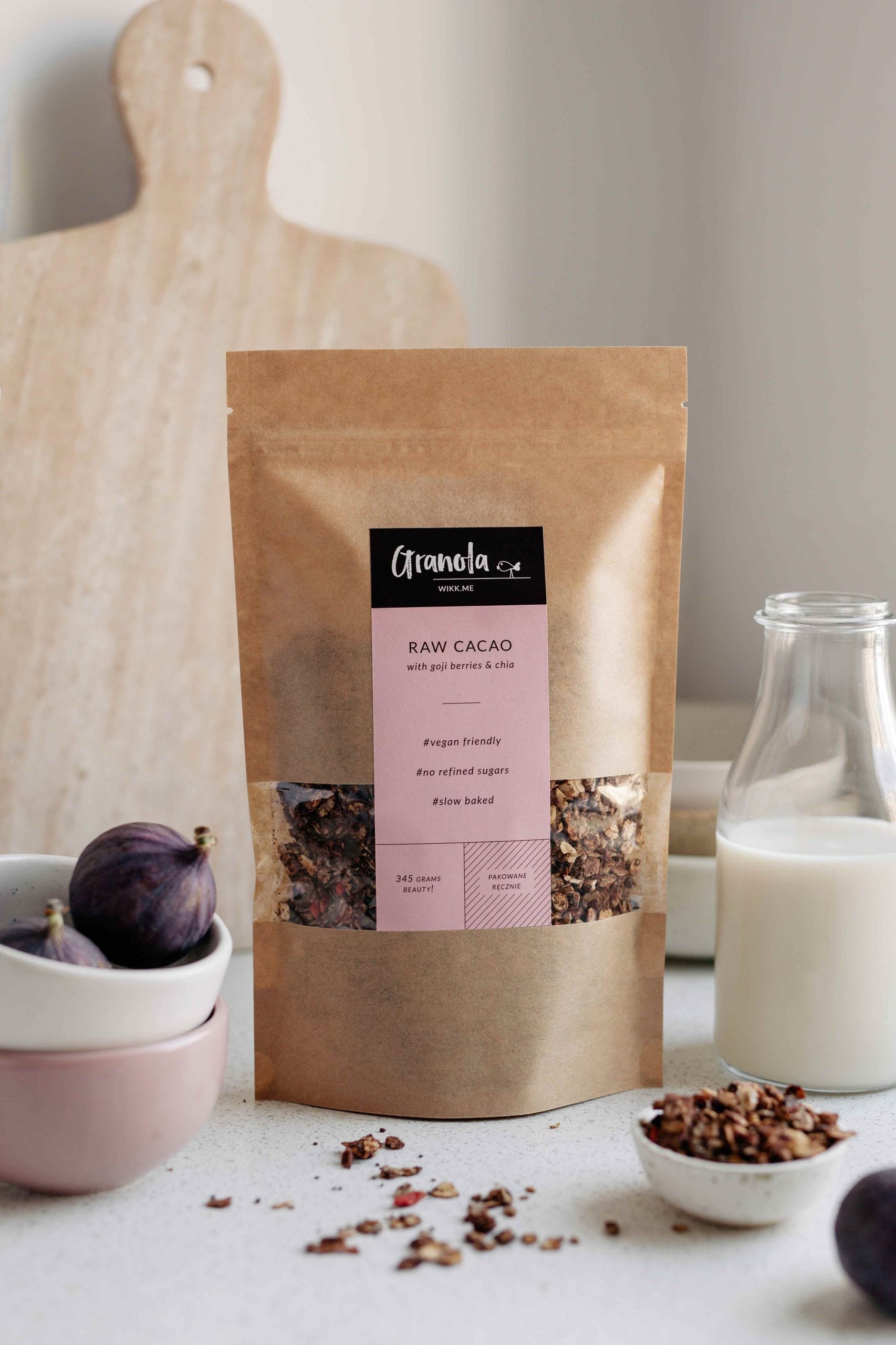 Granola w paczce z kakao, jagodami goji, surowym ziarnem kakaowca i płatkami kokosa