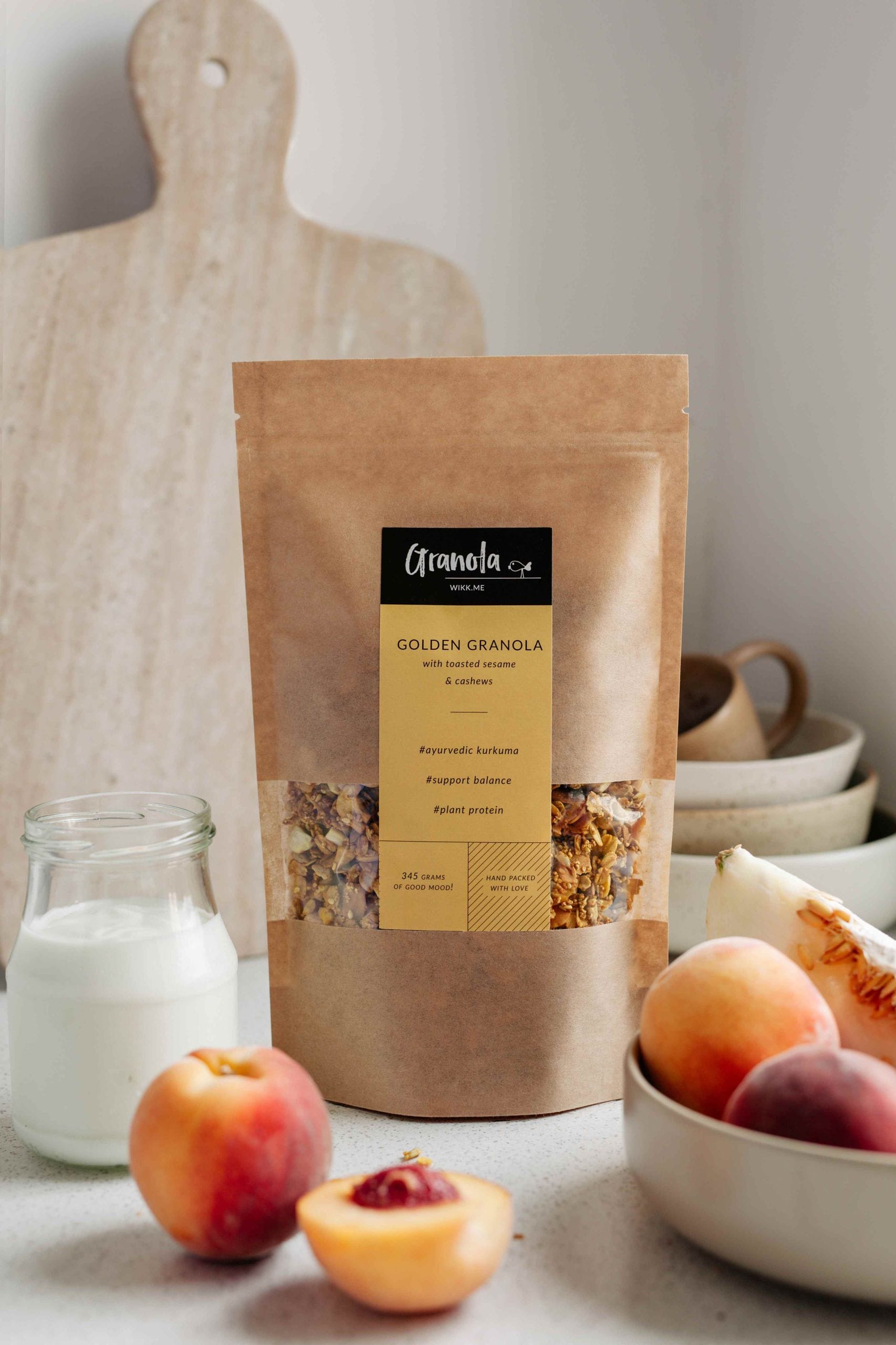 Granola w paczce na płatkach owsianych z nerkowcami, kurkumą i sezamem.