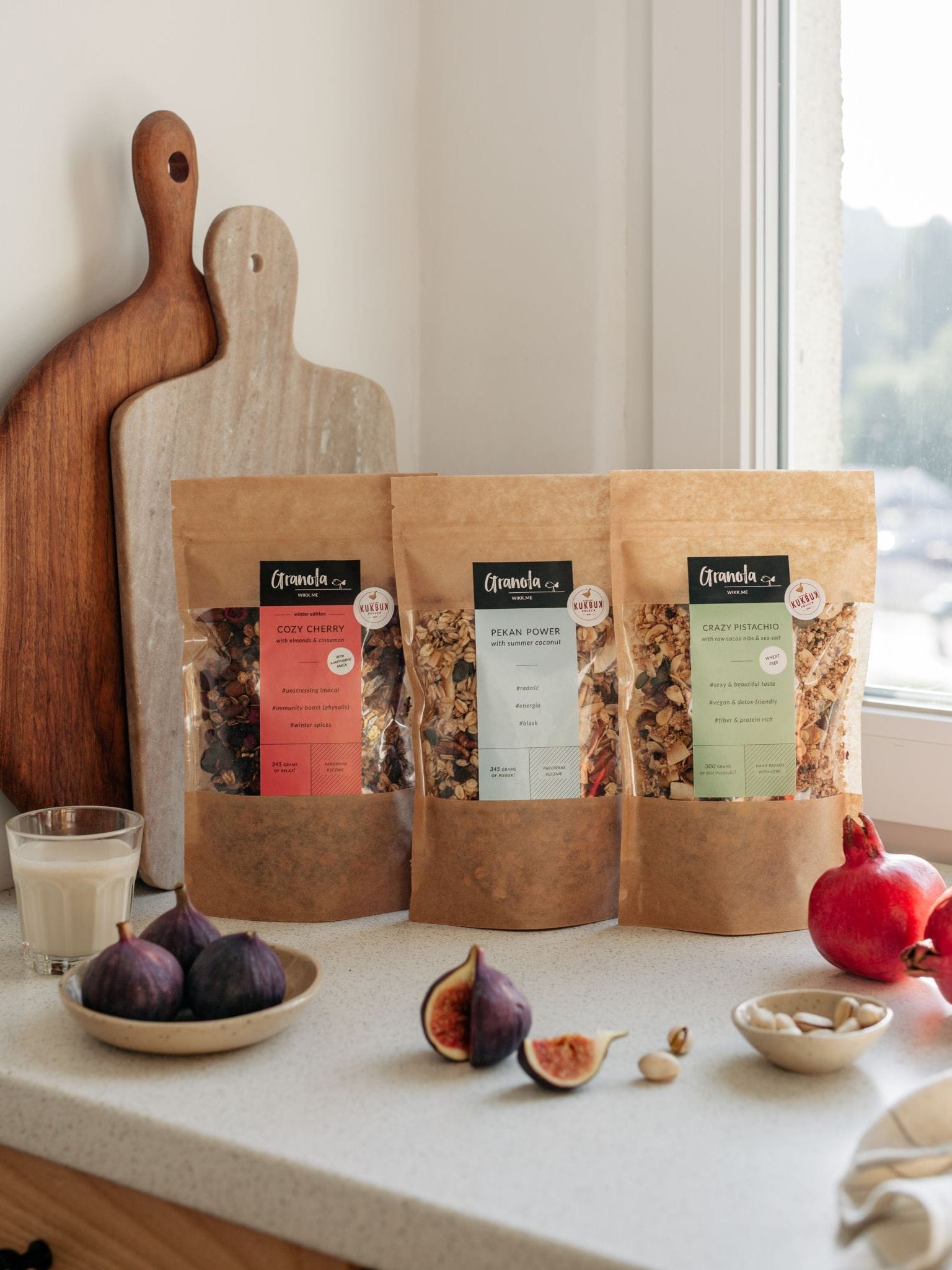 trzy granole w paczce o smakach pekan power, crazy pistachio i cozy cherry