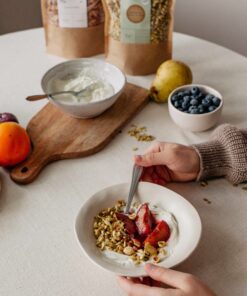 granola z matcha i orzechami laskowmy