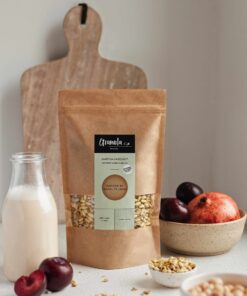 Granola z orzechami laskowymi muśnięta matcha