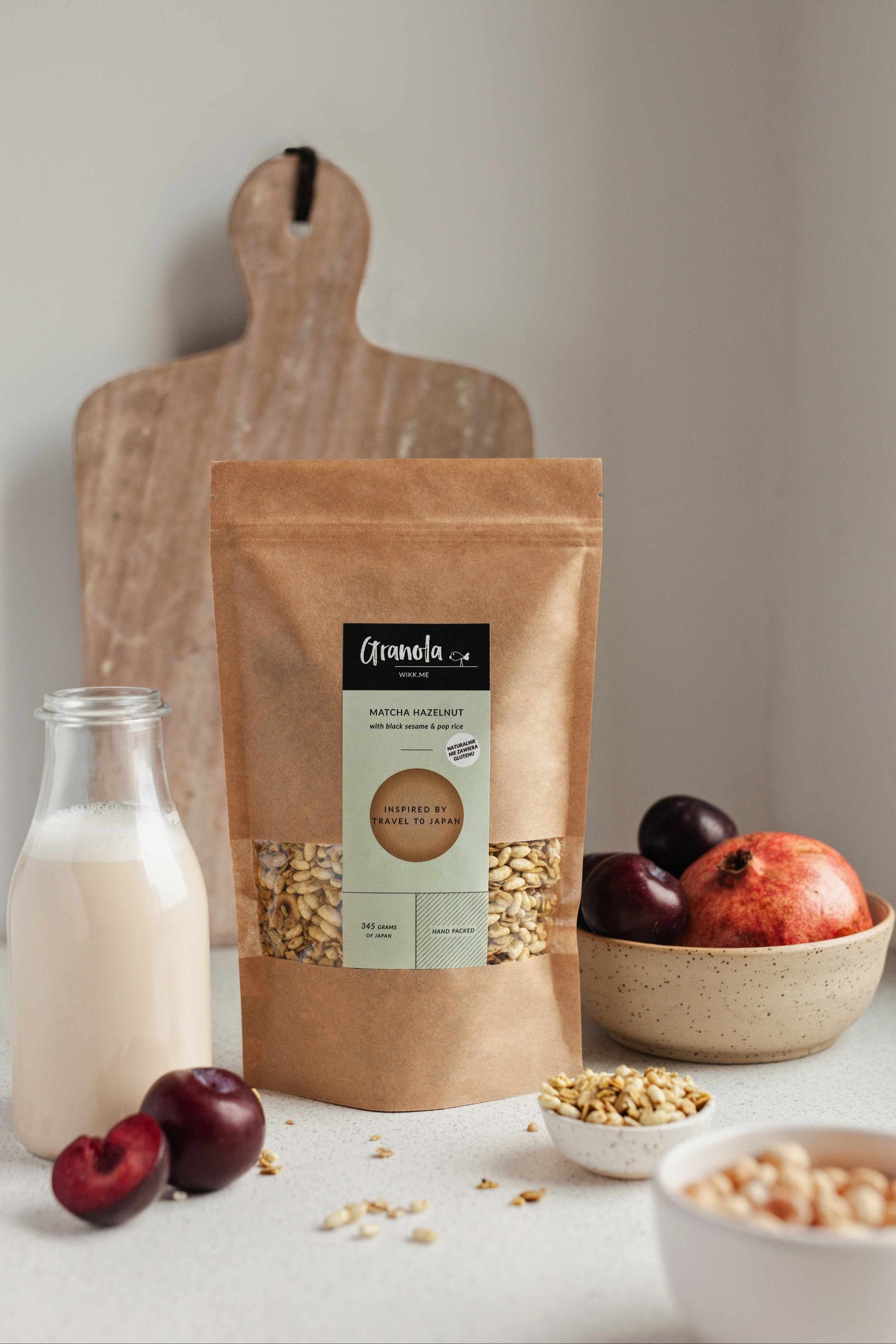 Granola z orzechami laskowymi muśnięta matcha