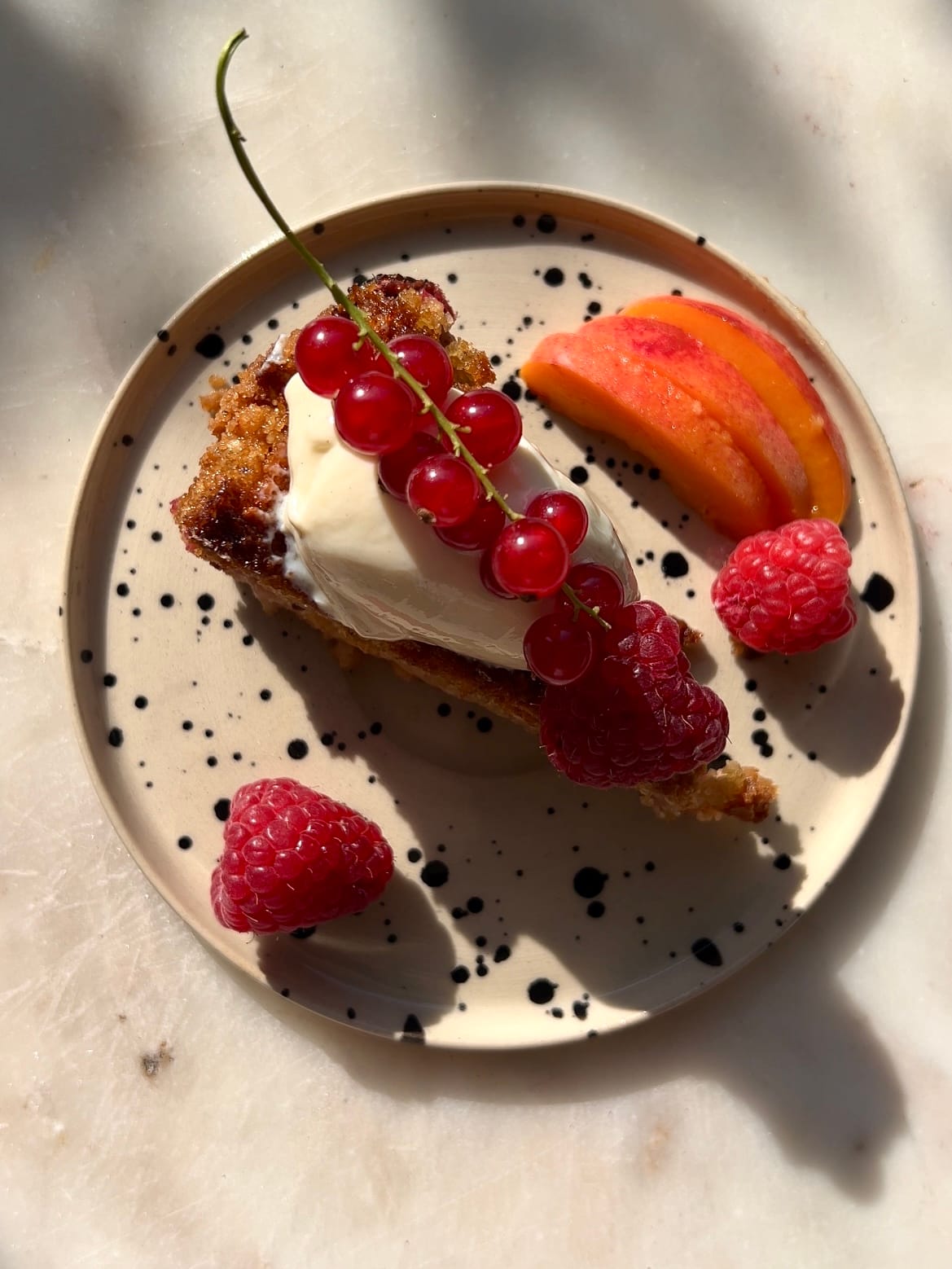 Kawałek ciasta na talerzyku z mąki zrobionej z mielonych płatków bezglutenowych