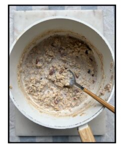 owsianka w garnku ugotowana na bezglutenowych płatkach owsianych BIO