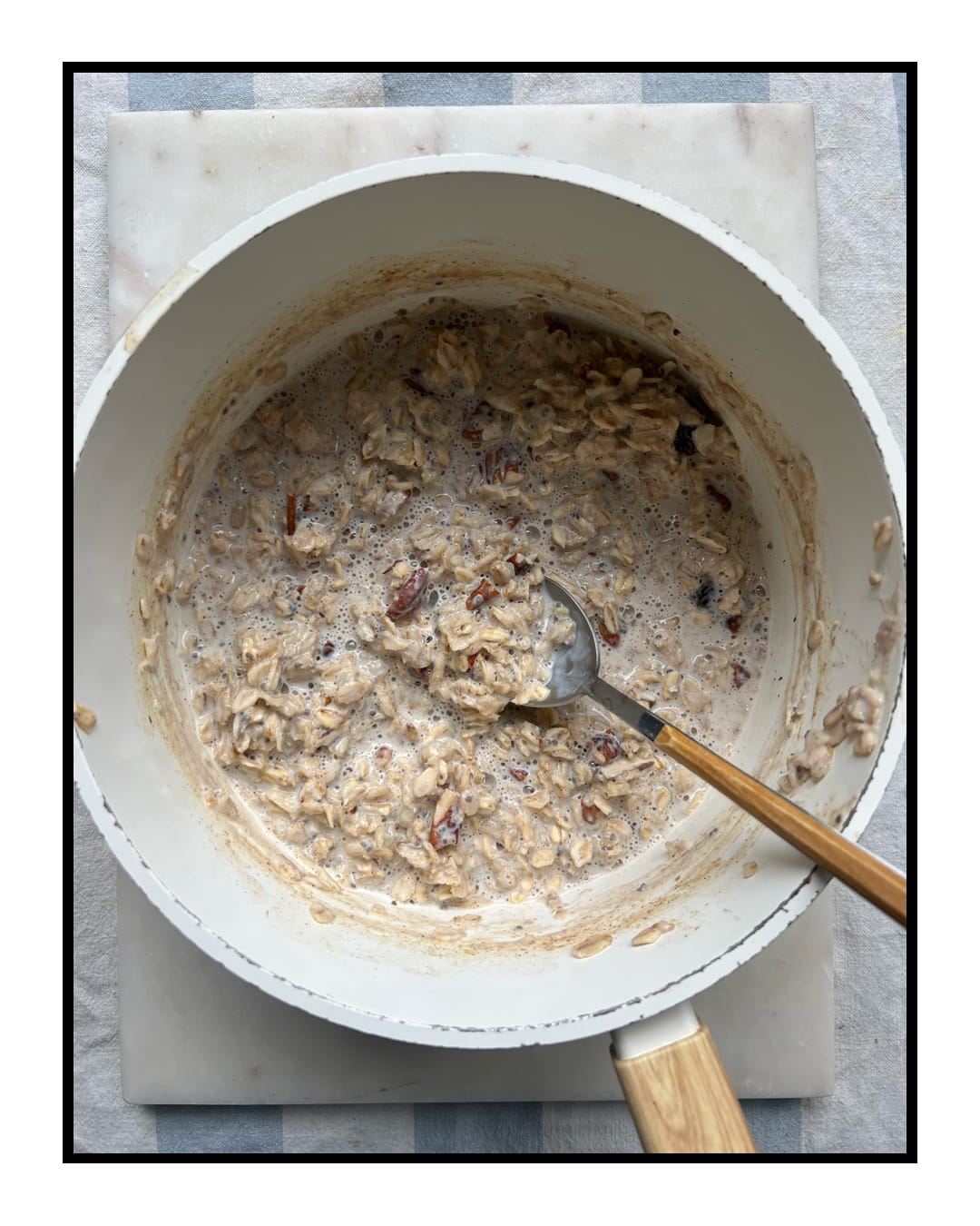 owsianka w garnku ugotowana na bezglutenowych płatkach owsianych BIO