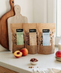 trzy paczki granoli o smakach pekan power vanilla apple i crazy pistachio