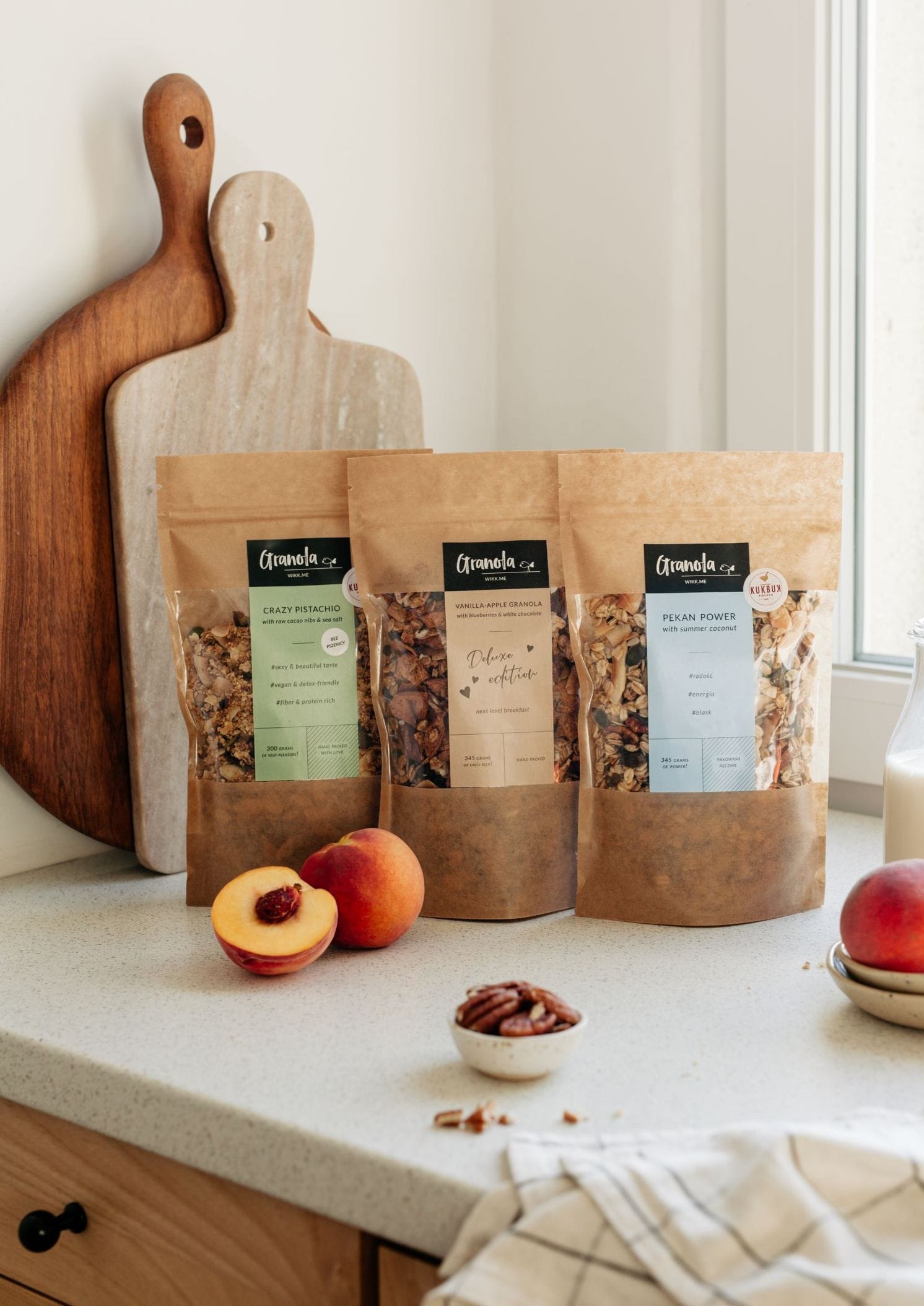 trzy paczki granoli o smakach pekan power vanilla apple i crazy pistachio