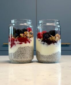 pudding chia na mleku roślinnym Oatly Barista z musem z malin, jogurt i Pekan Power Granola
