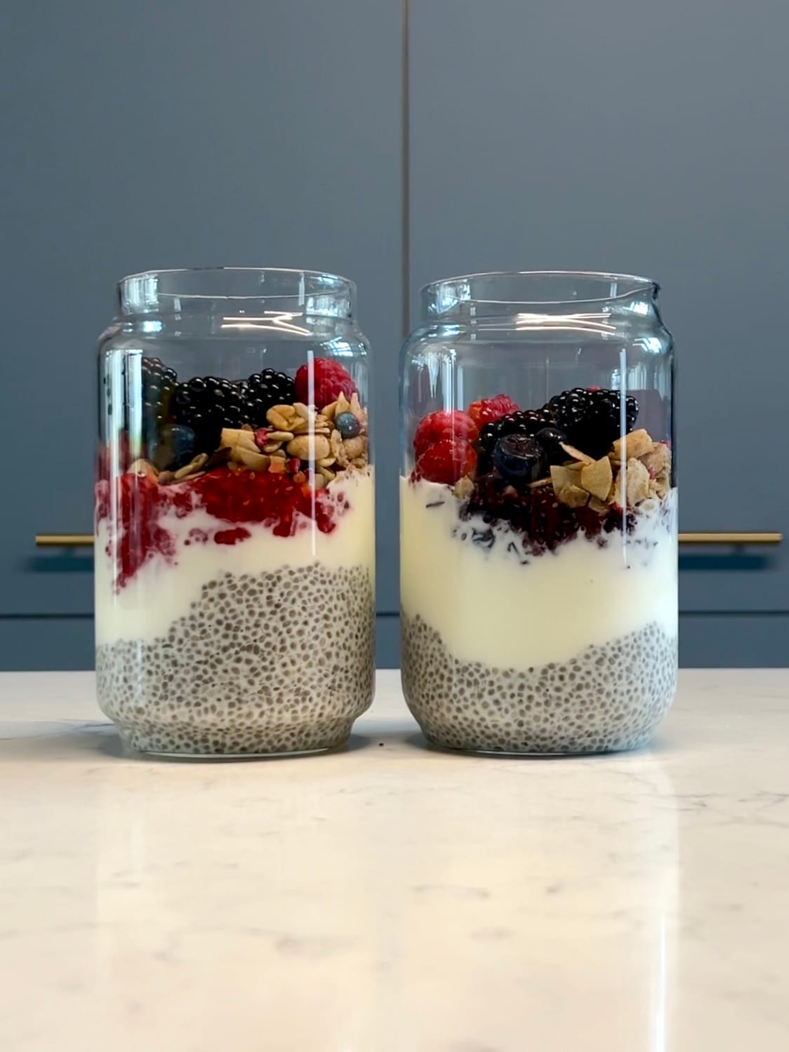 pudding chia na mleku roślinnym Oatly Barista z musem z malin, jogurt i Pekan Power Granola