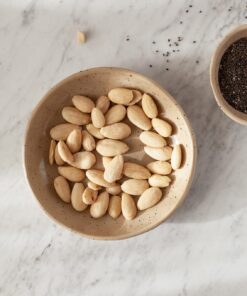 migdały blanszowane bez skórki w miseczce