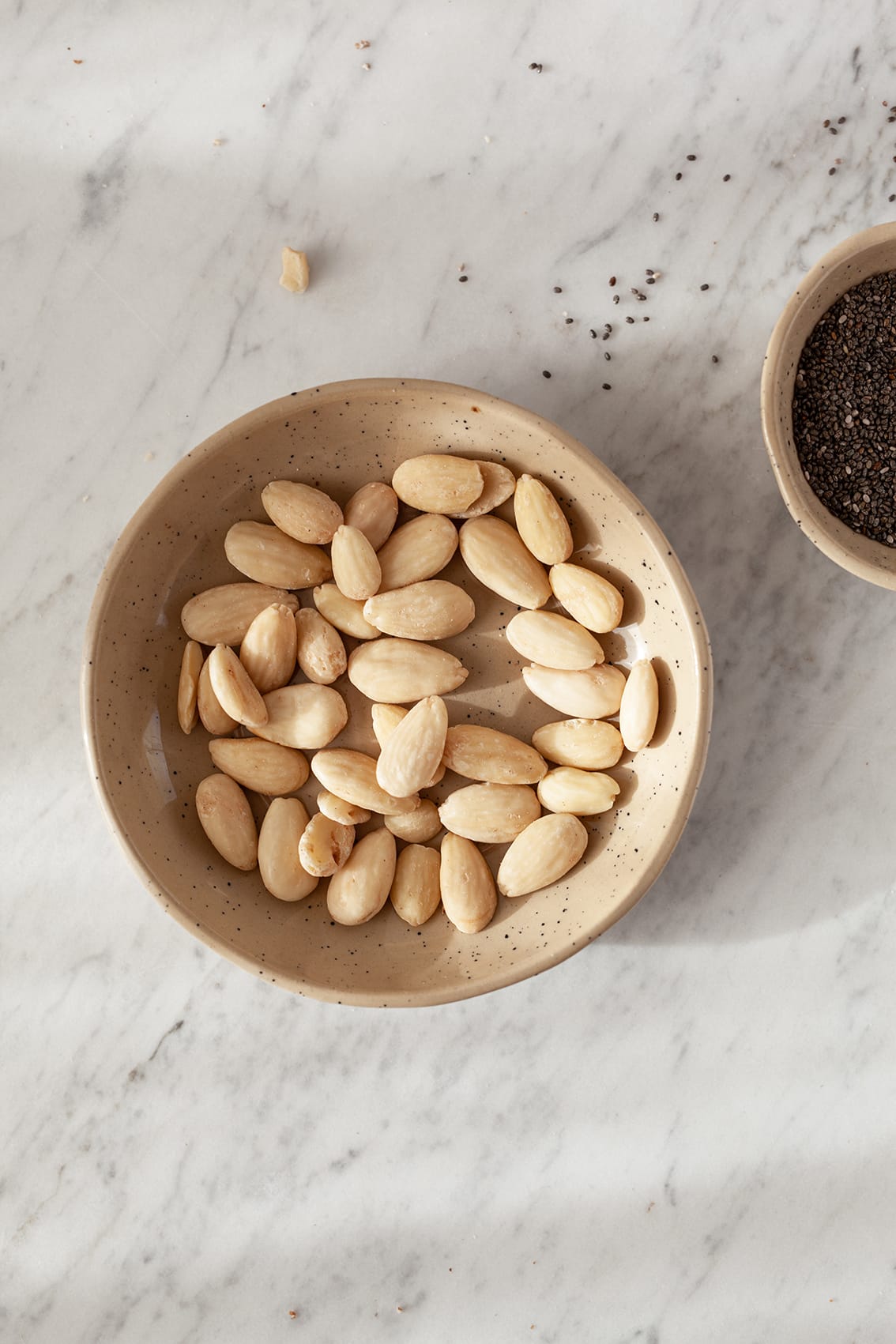 migdały blanszowane bez skórki w miseczce