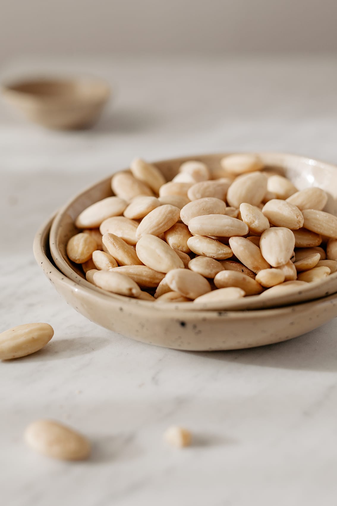 migdały blanszowane bez skórki w miseczce