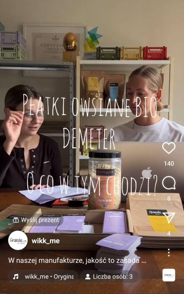 Dwie kobiety przy stole rozmawiają na temat tego czym jest certyfikat Demeter