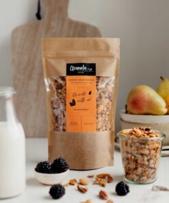 Granola z dużą ilością migdałów, orzechów pekan i kajmakiem argentyńskim.