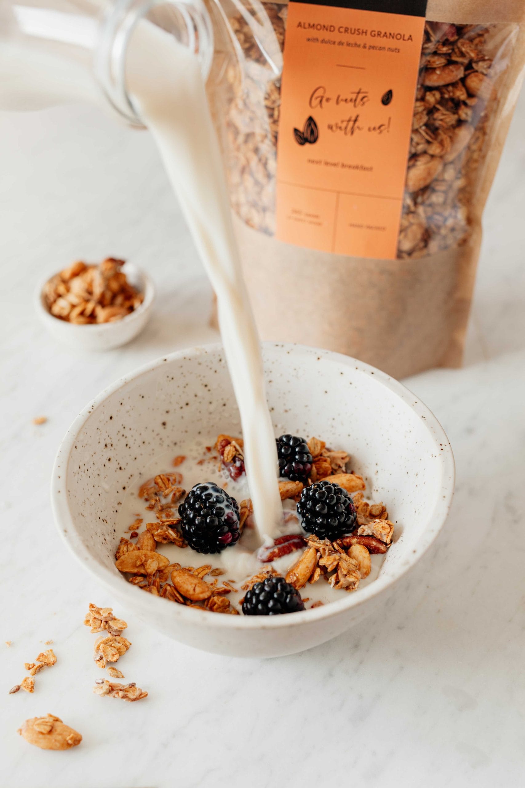 miseczka z granolą z migdałami i orzechami pekan