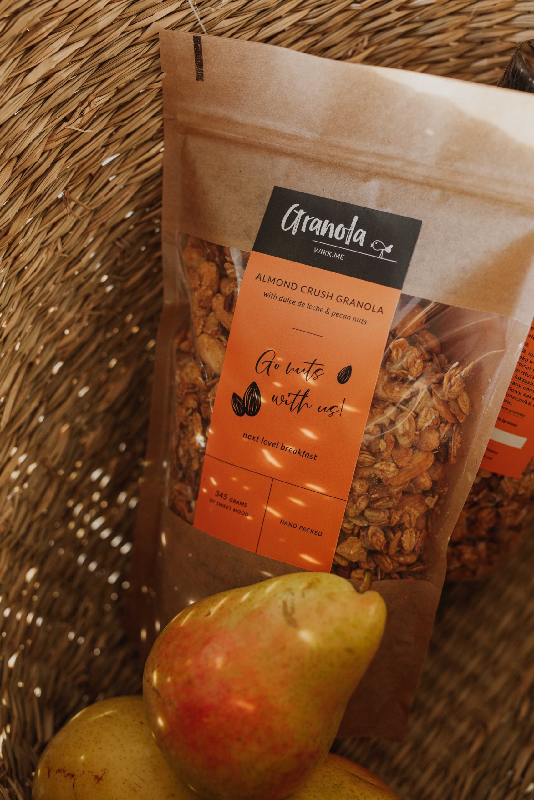 Paczka z granolą migdałami, orzechami pekan i kajmakiem argentyńskim.