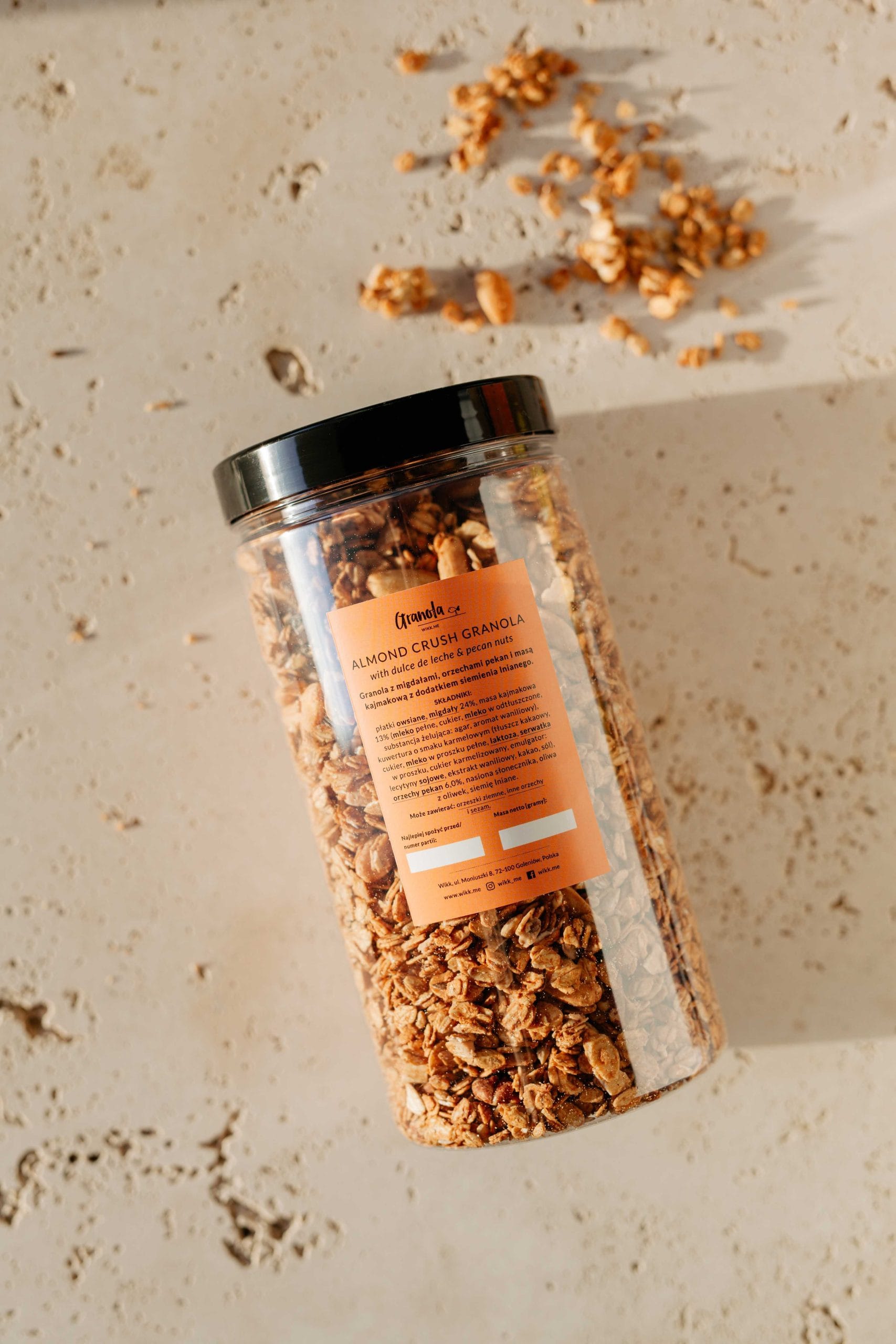 Tuba z granolą z orzechami pekan, migdałami blanszowanymi, orzechami pekan i kajmakiem argentyńskim.