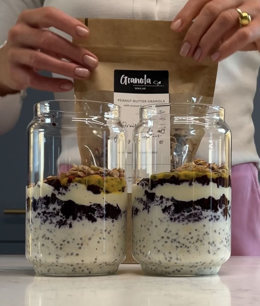 Nocna owsianka z chia dżemem z borówek w dwóch słoikach