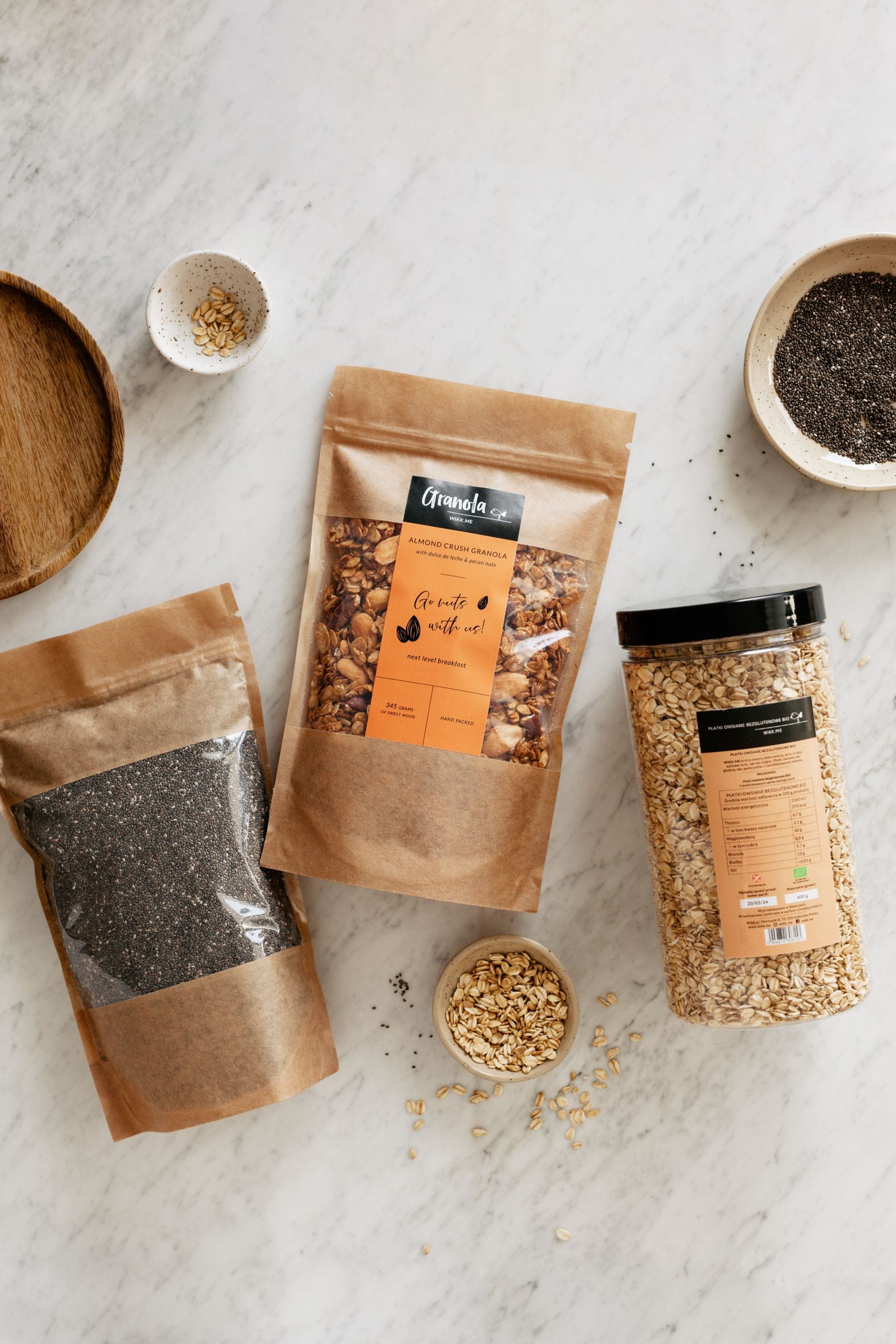 zestaw z dużą paczką nasion chia - szałwia hiszpańska, paczka standardowa Almond Crush Granoli 345g ibezglutenowe płatki owsiane BIO w tubie 600g