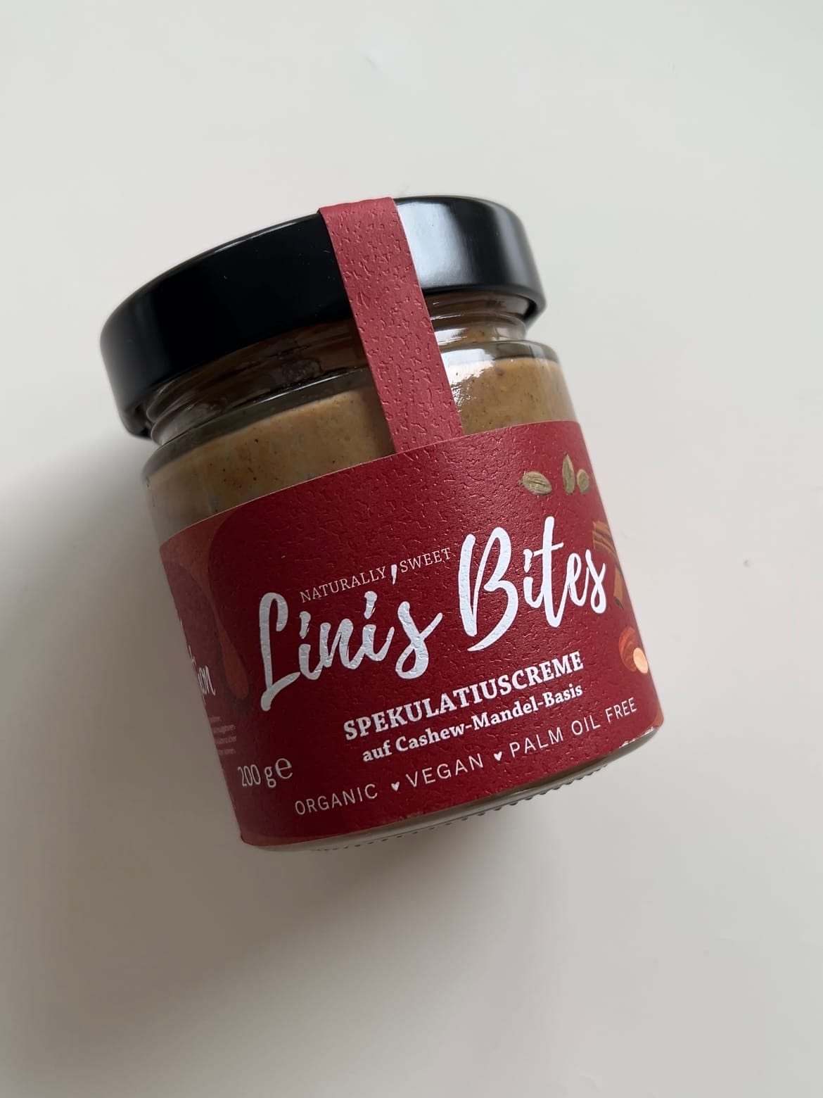 w słoiczku krem ciasteczkowy, korzenny z utartych migdałów, świąteczny