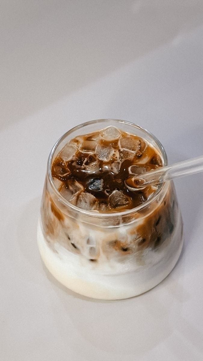 kawa czarna z mlekiem w szklance